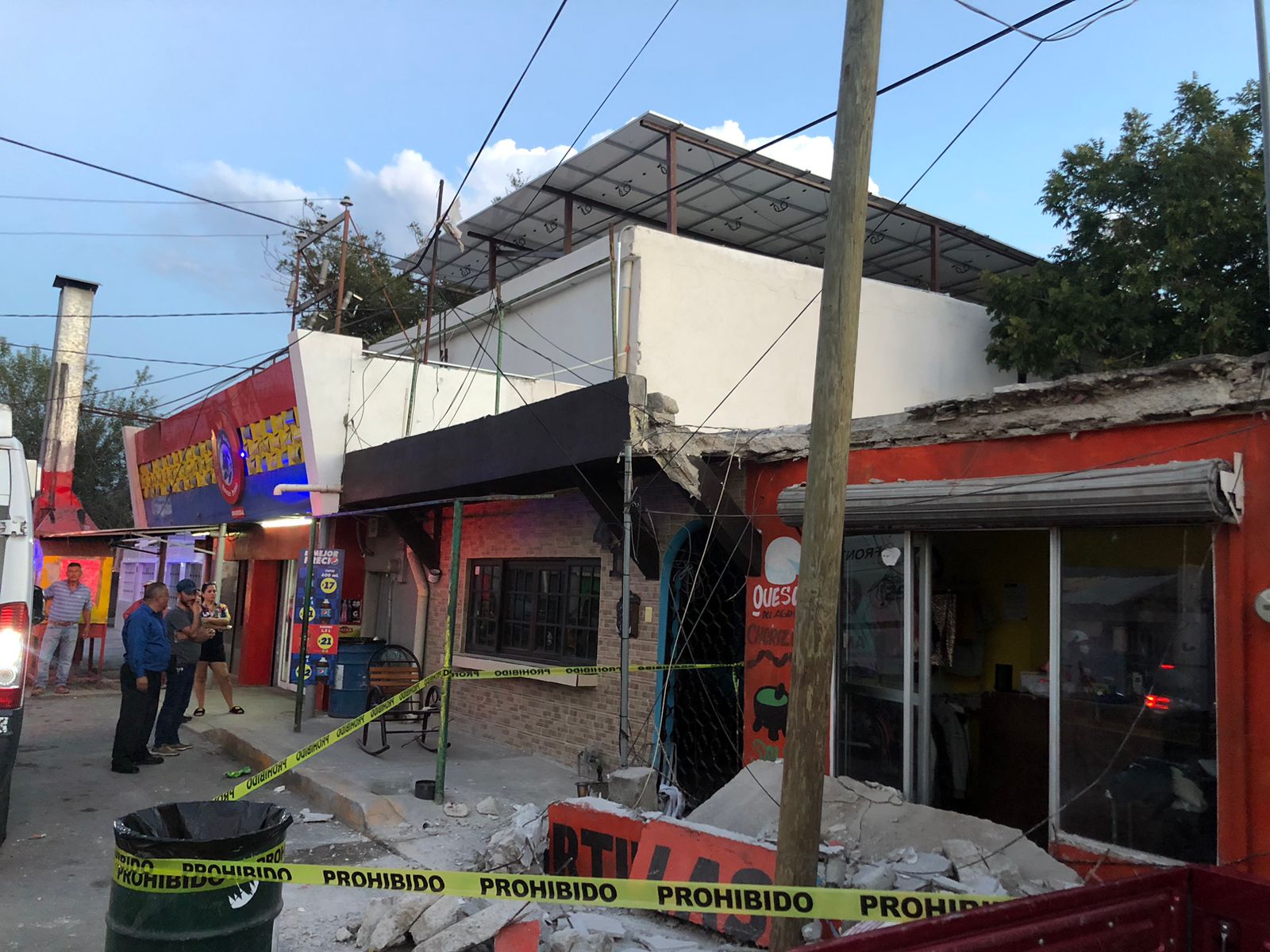 … Y se derrumba cornisa de tortillería
