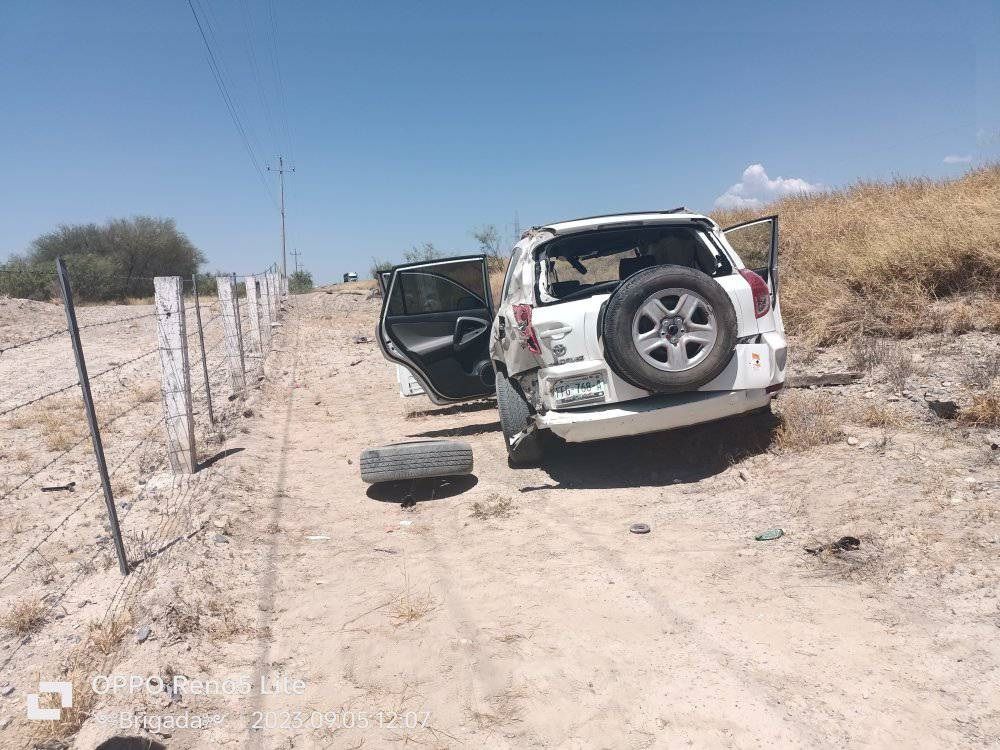 Le truena llanta y sale de vía 53