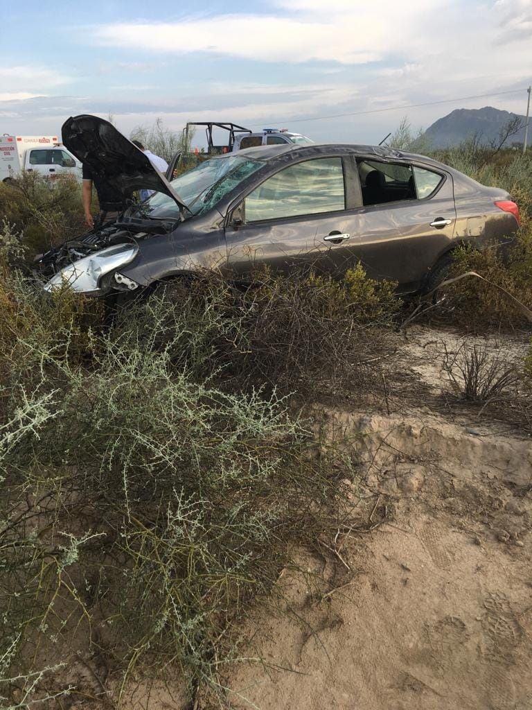 Vuelca automóvil y sale ilesa, en pie