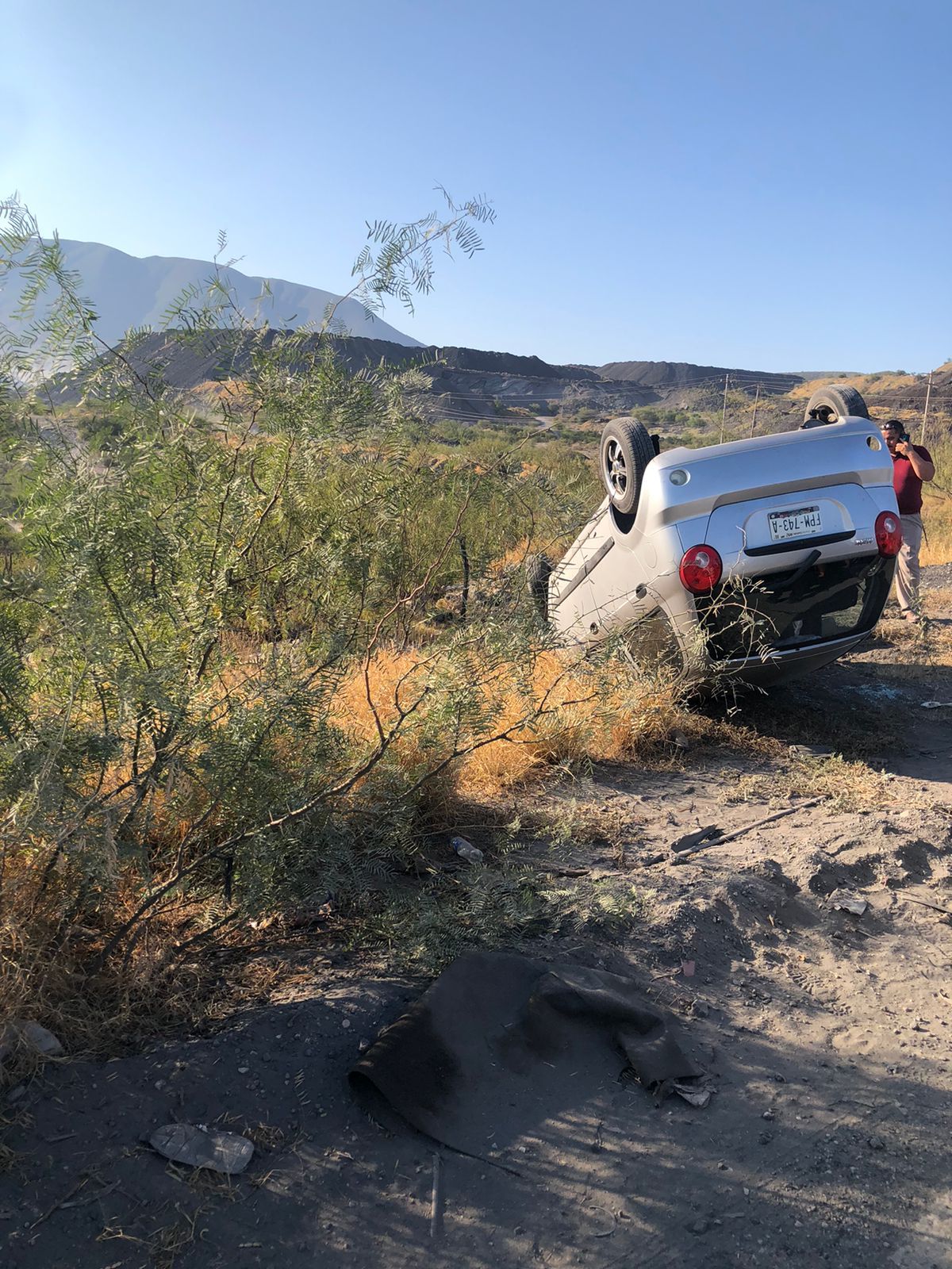 Vuelca un conductor a exceso de velocidad