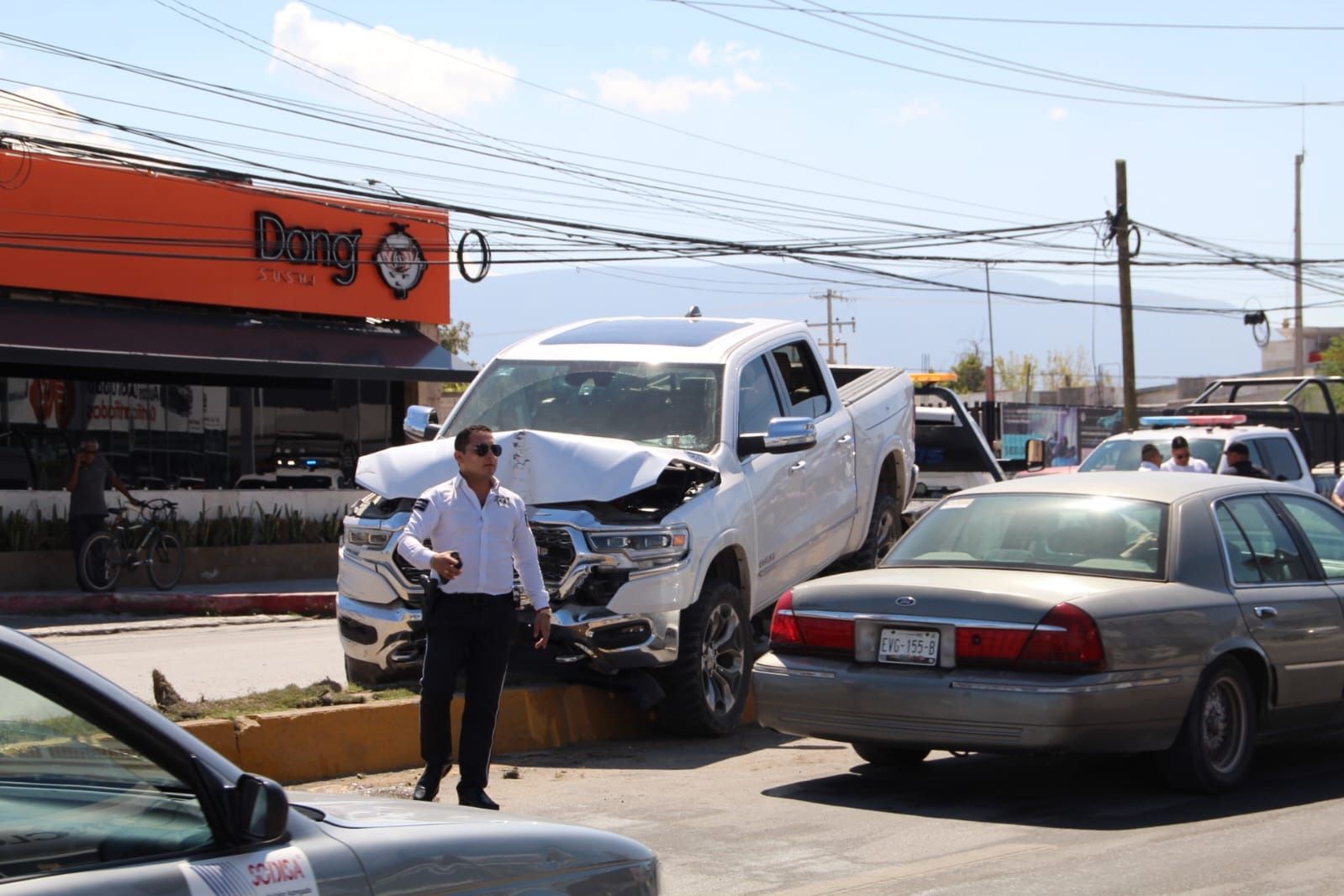 Destroza camioneta al chocar contra luminaria