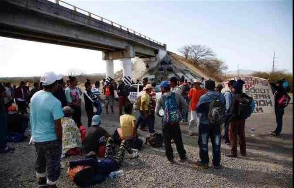 Acampan venezolanos en la Monterrey a Monclova