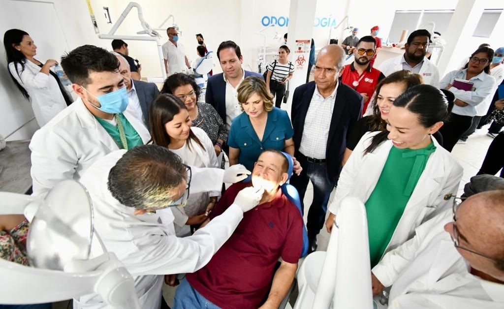 Adultos mayores estrenan sonrisa