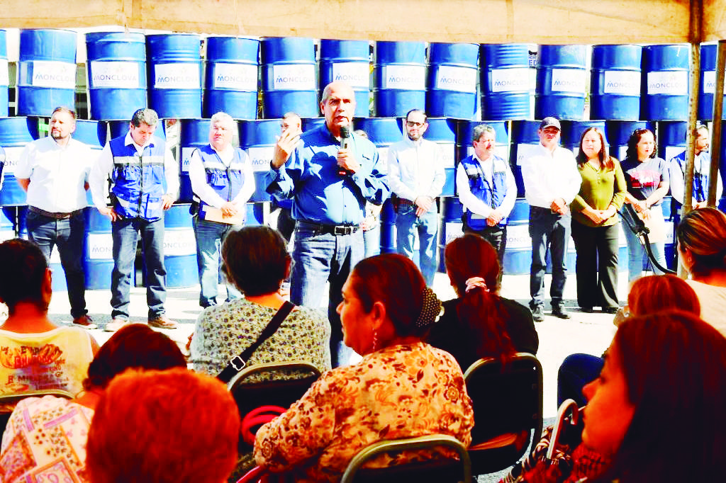 Entrega Dávila miles de botes para basura