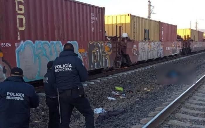 Mata ferrocarril a dos migrantes