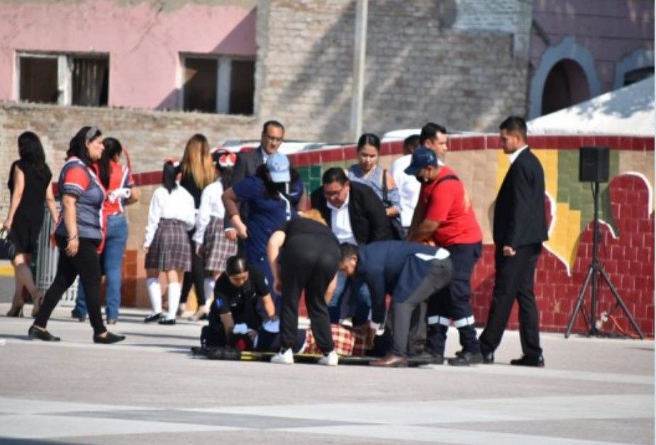 Se desmaya alumna en ceremonia cívica
