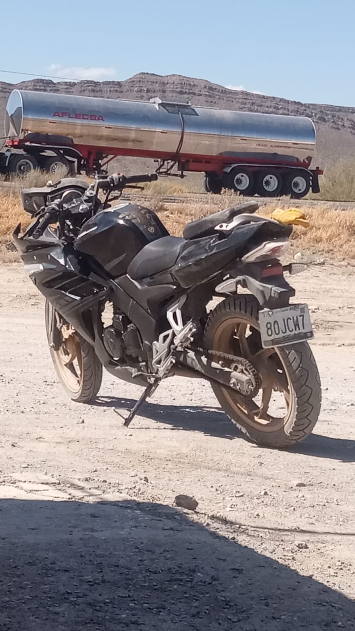 Vuelca en carretera pareja motorizada