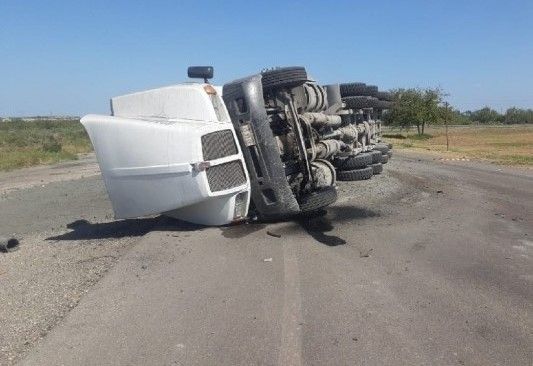 Vuelca tráiler en Nava iba cargada de ceniza