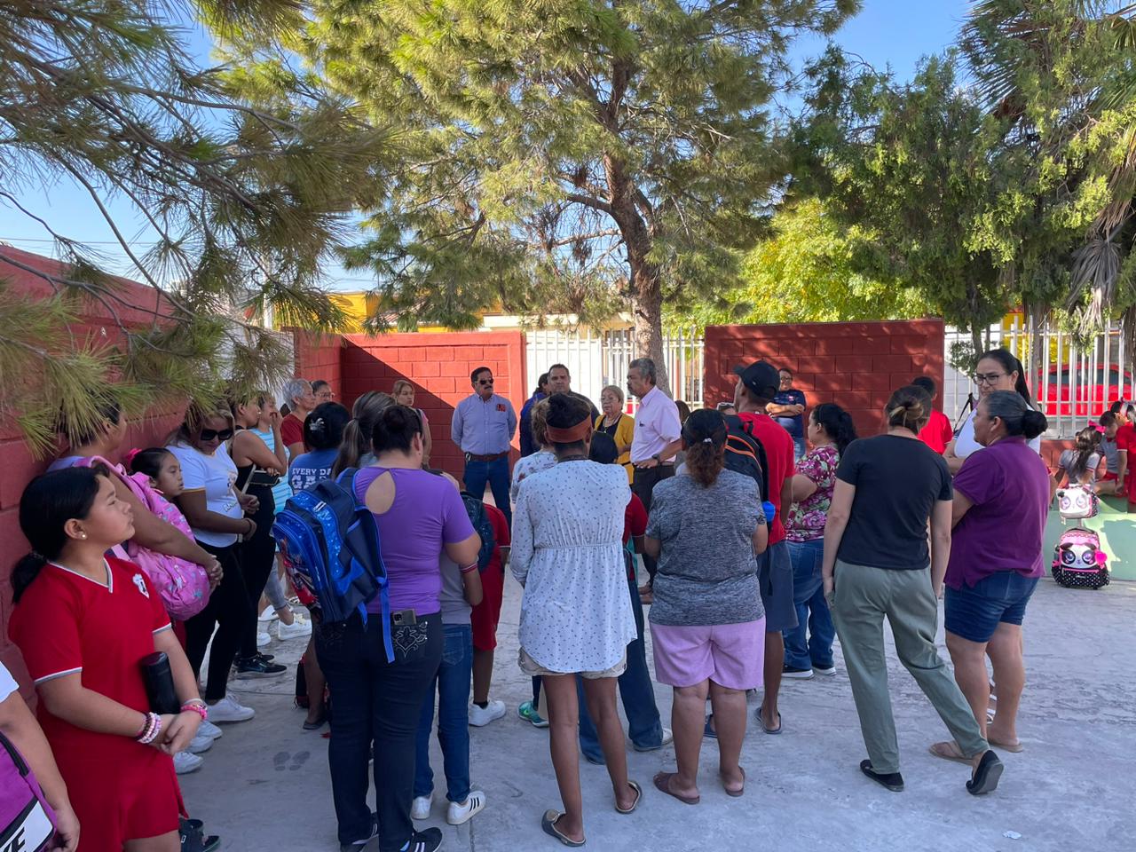 Toman padres escuela por falta de electricidad