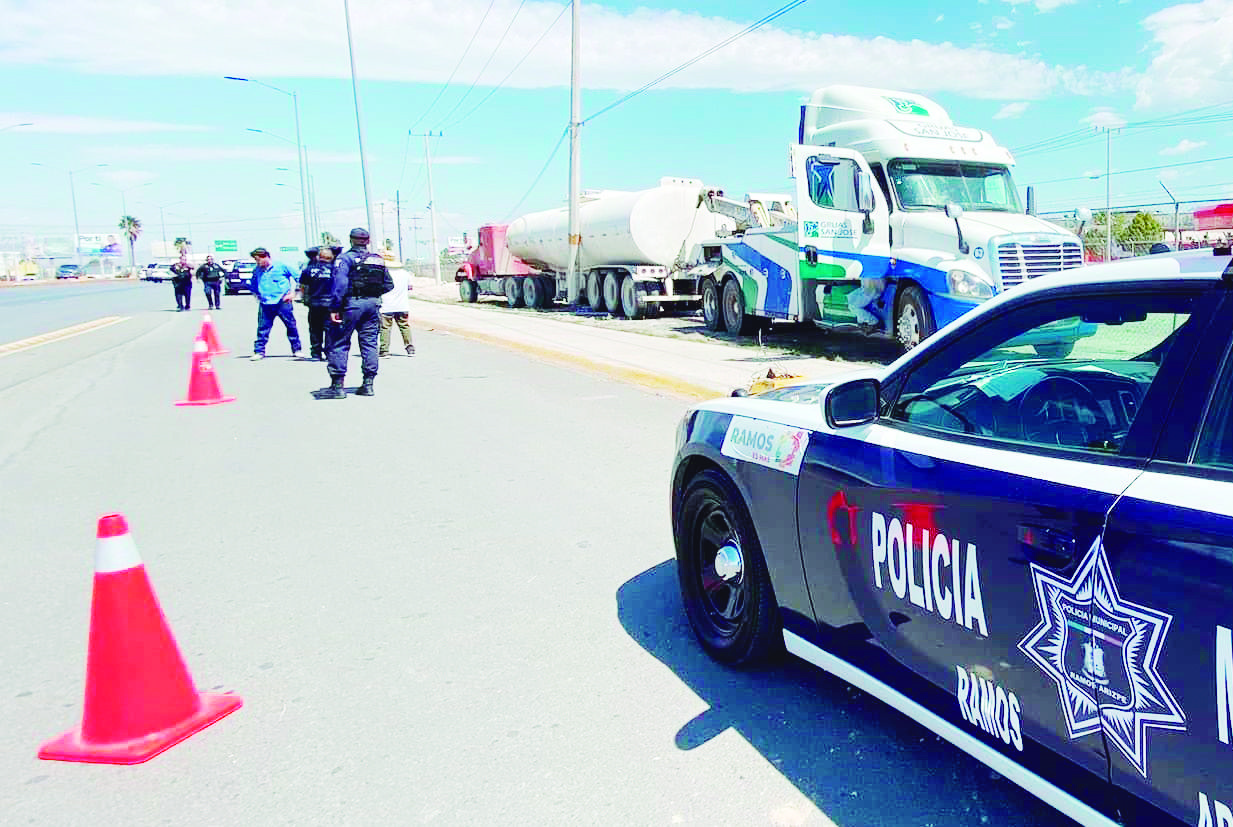 Chofer se siente mal; pierde control de pipa