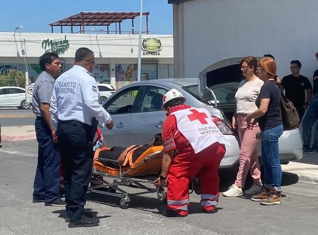 Arrolla carro a motociclista