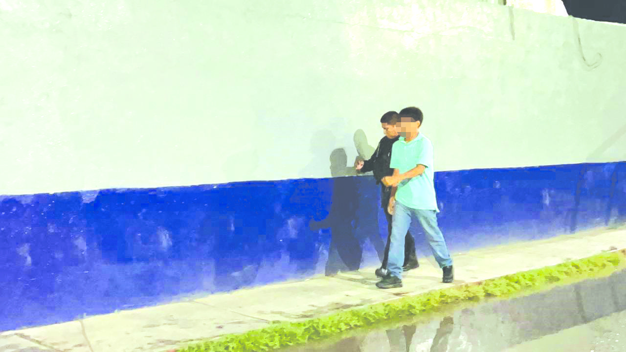 Aseguran a jovencito fumando marihuana