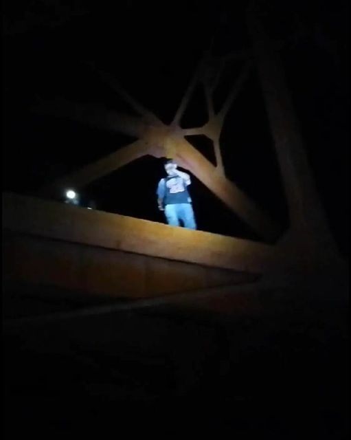 Impiden bomberos que se quite la vida