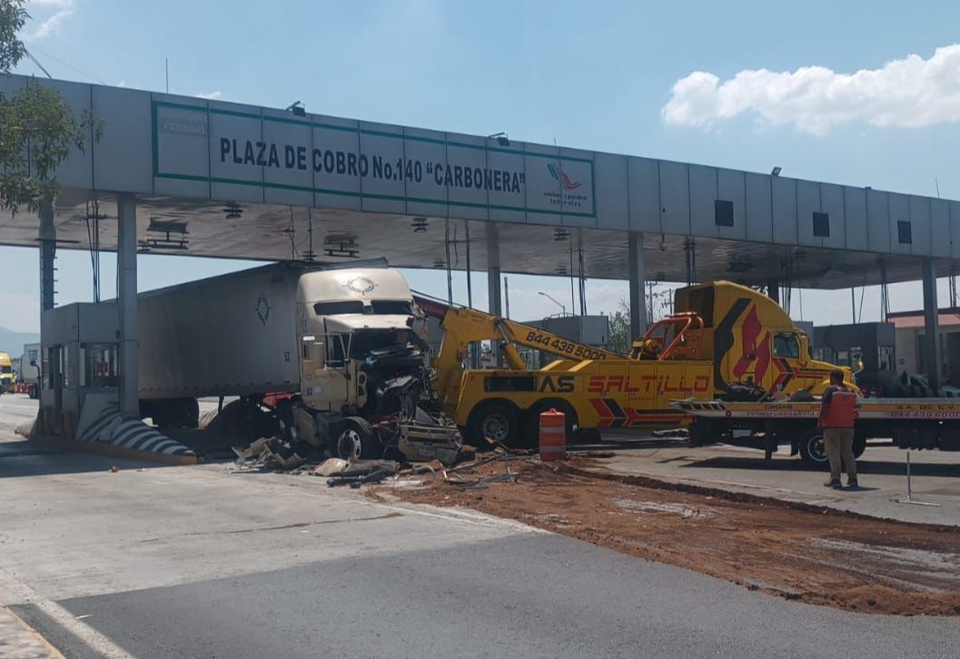 Se queda sin frenos y destruye caseta