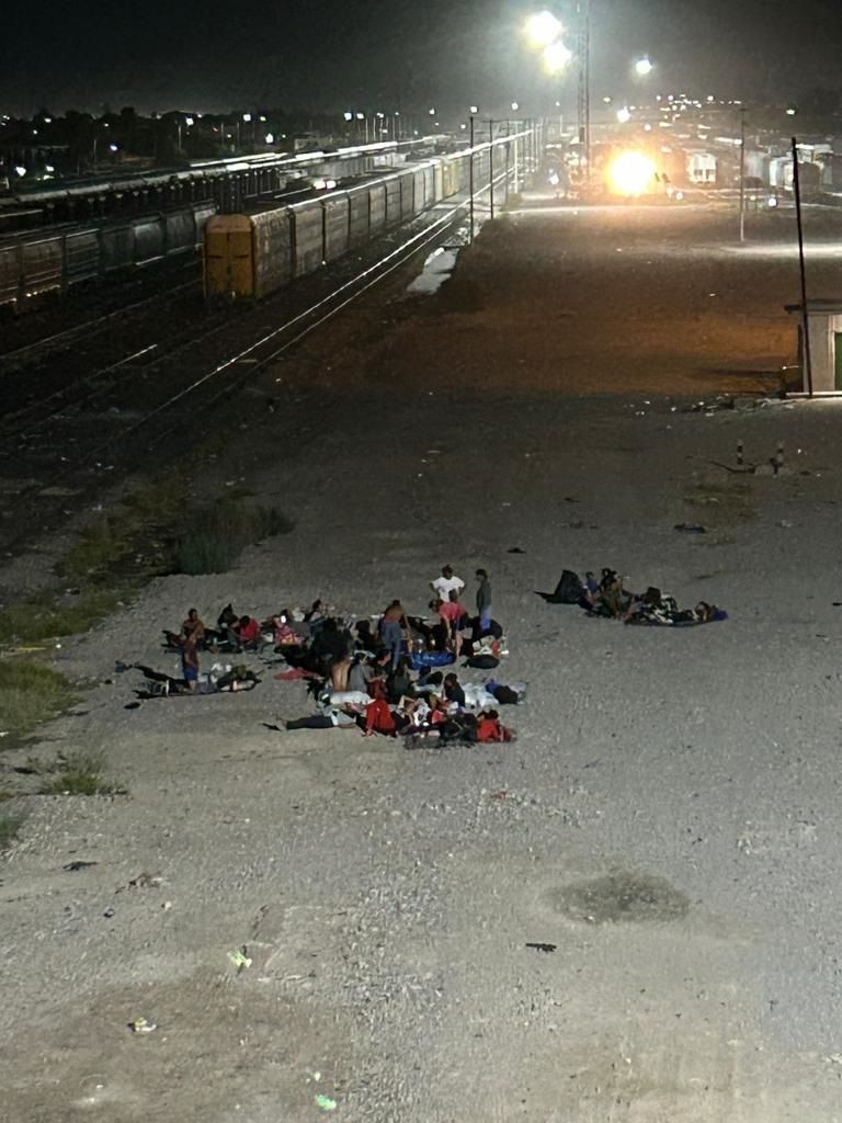 “SUBIRÁN” AGENTES DE INM A FURGONES
