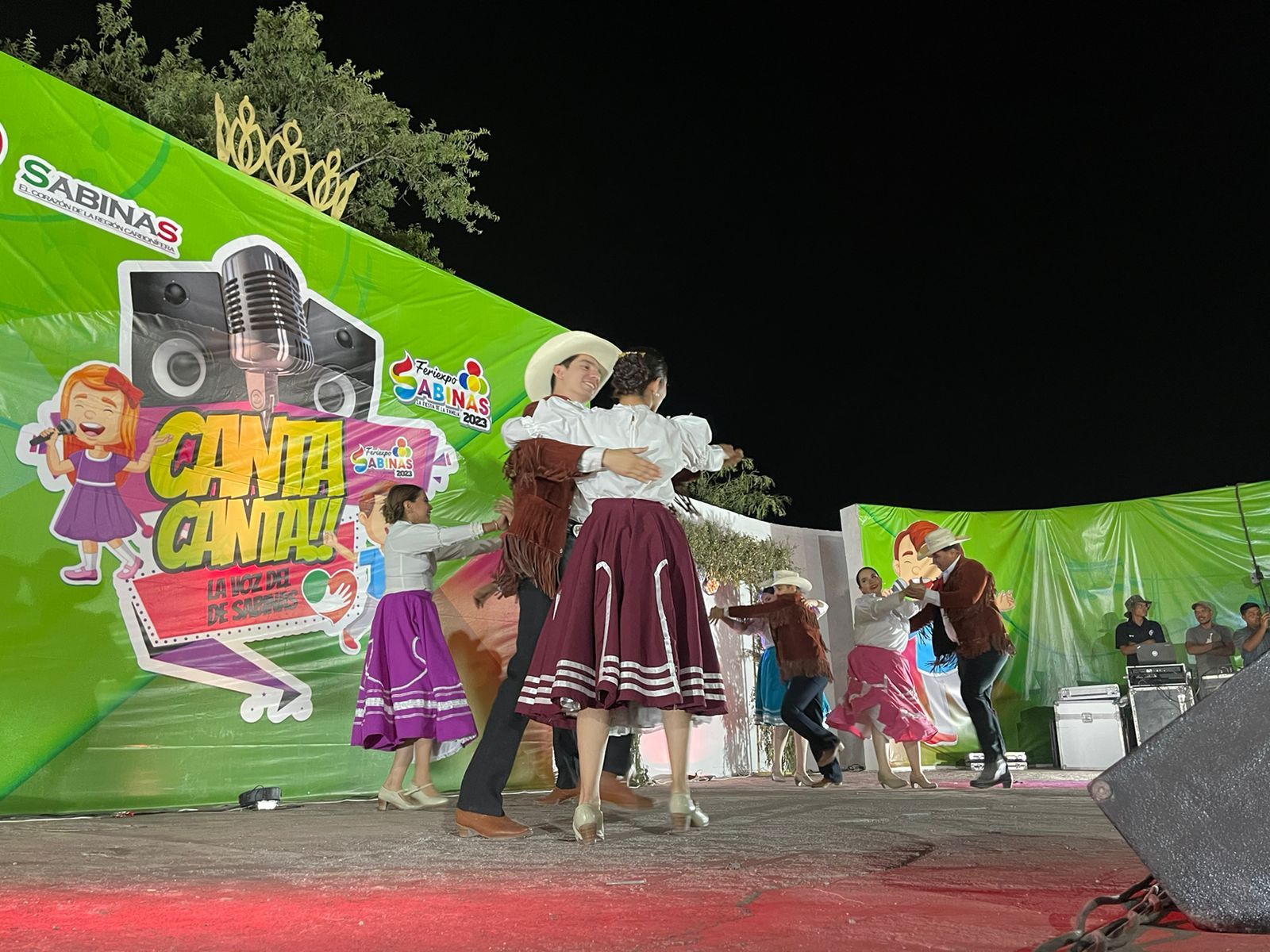 Lucia y Gina avanzan en concurso de canto