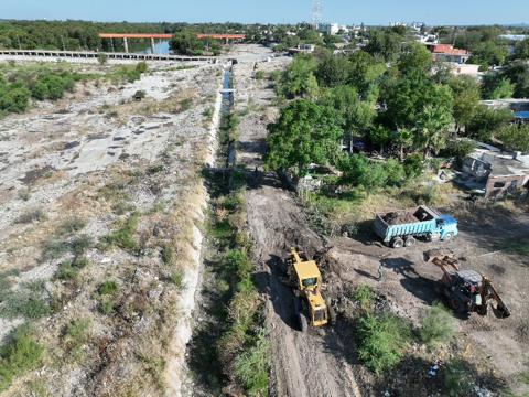 Limpian canal de riego en Sabinas