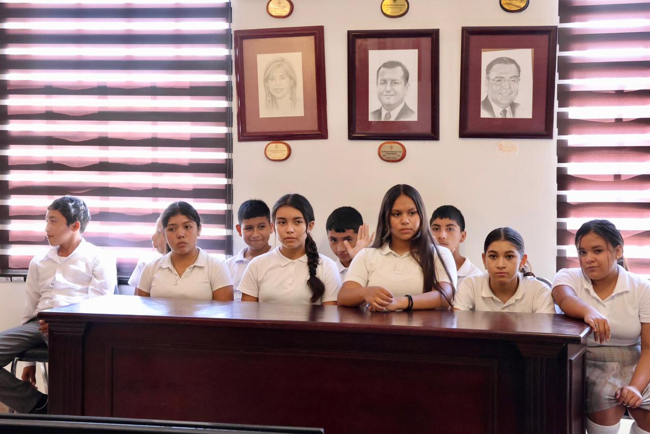 Atiende Alcaldesa a estudiantes de ejido