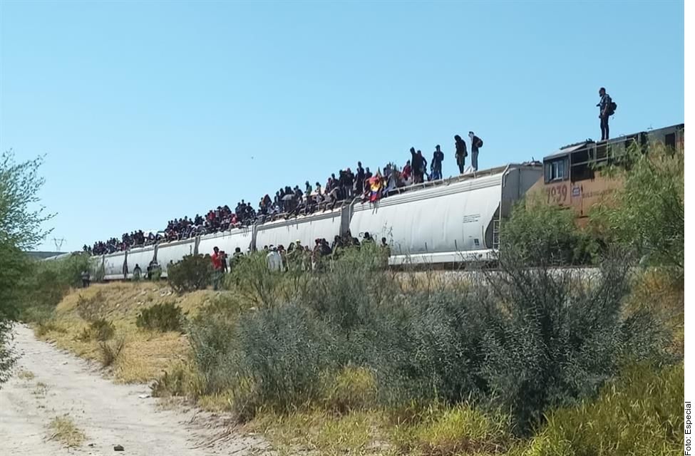 Por tránsito de migrantes en vías, Frena a trenes crisis migrante