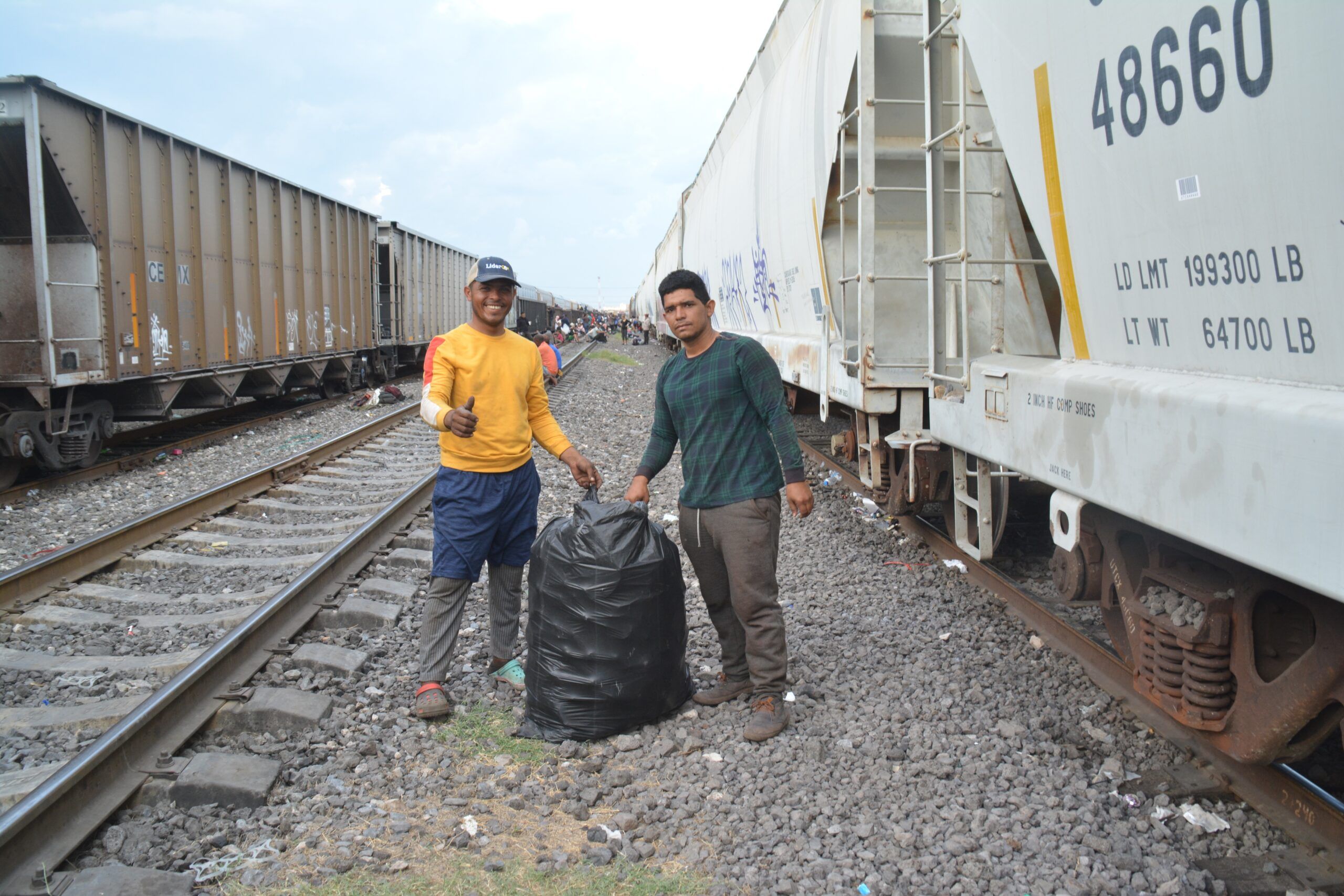 Limpian migrantes patios de ferrocarril