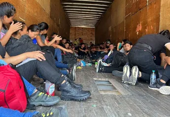 Descubre INM a migrantes hacinados en caja de tráiler 