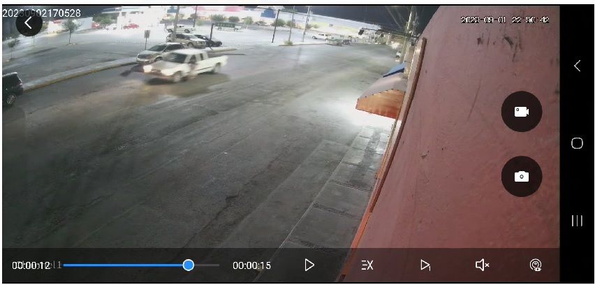 Enloquece y arrastra a joven en camioneta