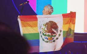 Christian Chávez ondea bandera de México con los colores LGBT y le llueven críticas, podría pagar una costosa multa