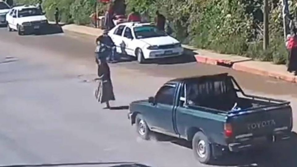 VIDEO: hombre atropella a abuelita y conductores emprenden feroz persecución para atraparlo