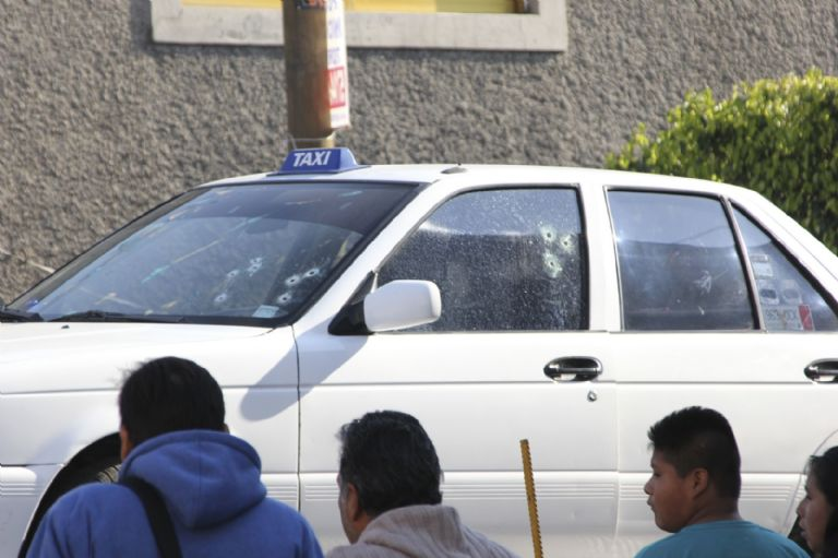VIDEO: rateros asaltan a taxista en Cuautitlán y huyen cuando se dan cuenta que eran grabados