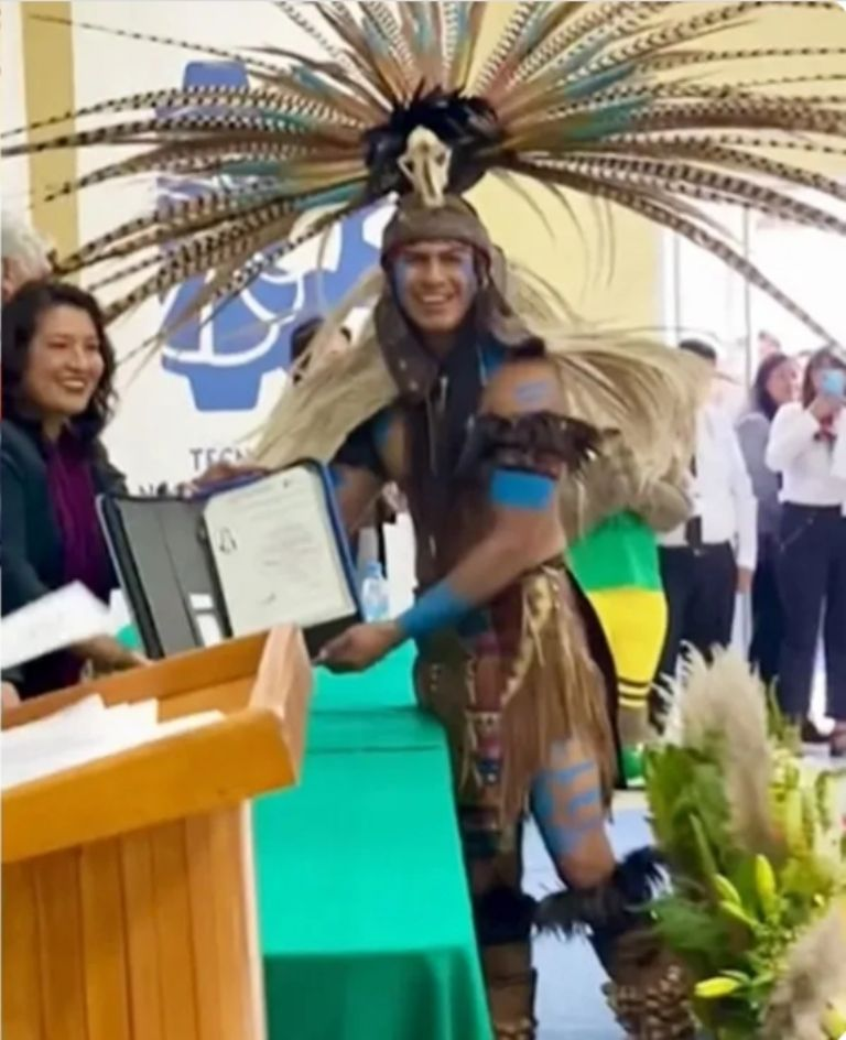 VIDEO | Joven recibe su título universitario luciendo un traje mexica en la ceremonia de graduación