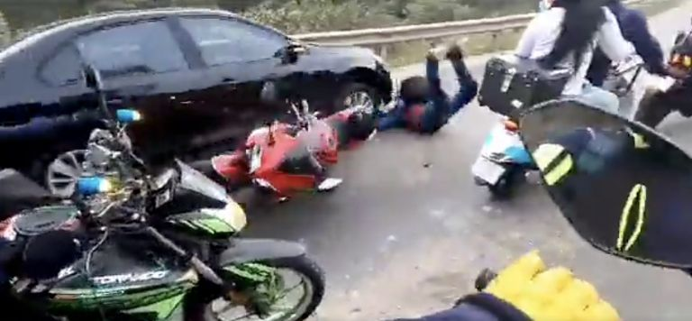VIDEO: motociclista es atropellado y el coche le pasa encima en Real del Monte