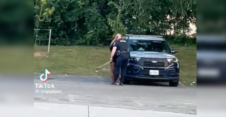 VIDEO: captan a policía siendo infiel a su esposa con una mujer que «arrestó» y subió a su patrulla