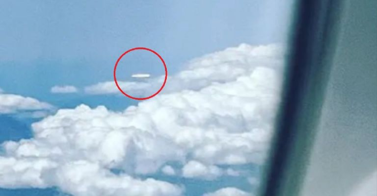¿Ovni a la vista? Azafata capta en video una extraña figura luminosa entre las nubes