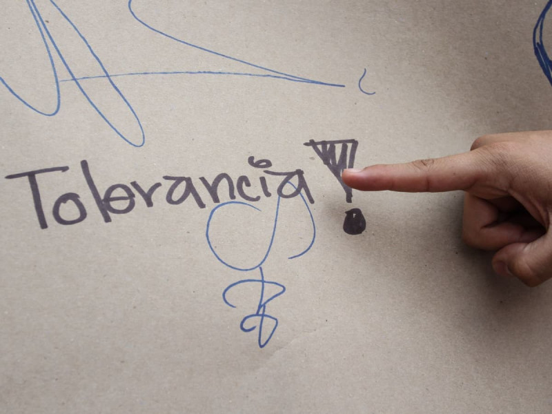 Le niegan a un joven ir con su novio a fiesta familiar; ‘por los niños’
