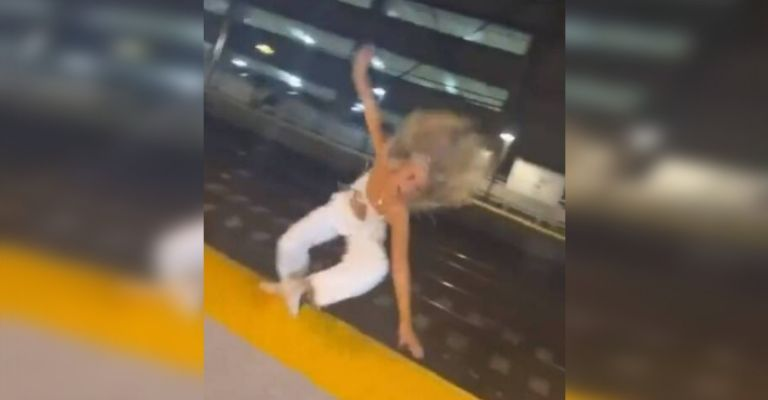 VIDEO: una joven cayó a las vías del metro por realizar un reto de Tiktok y por poco la aplasta el tren