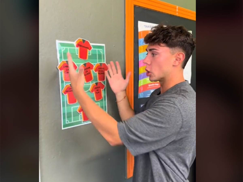 ¡Un maestro así! Hace sus clases divertidas, al estilo del futbol