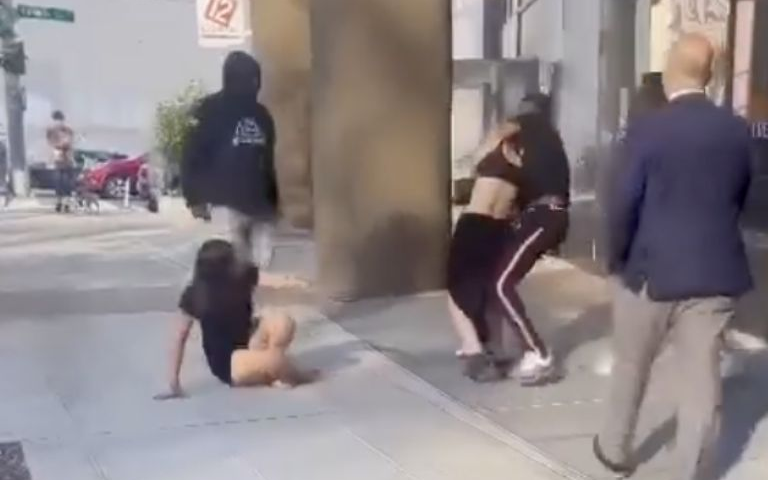 Hombres golpean a plena luz del día a dos mujeres en medio de la calle, nadie las ayudó: VIDEO