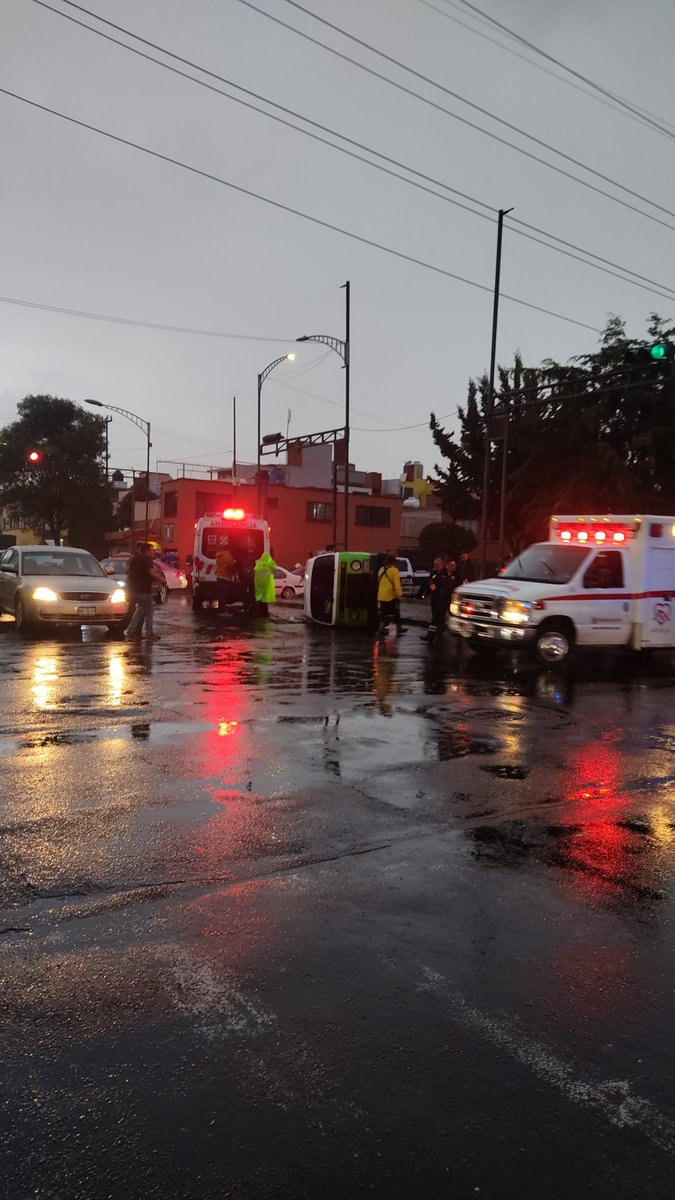 IMÁGENES FUERTES: captan momento exacto en que combi choca contra un camión, los pasajeros salen volando y uno queda aplastado