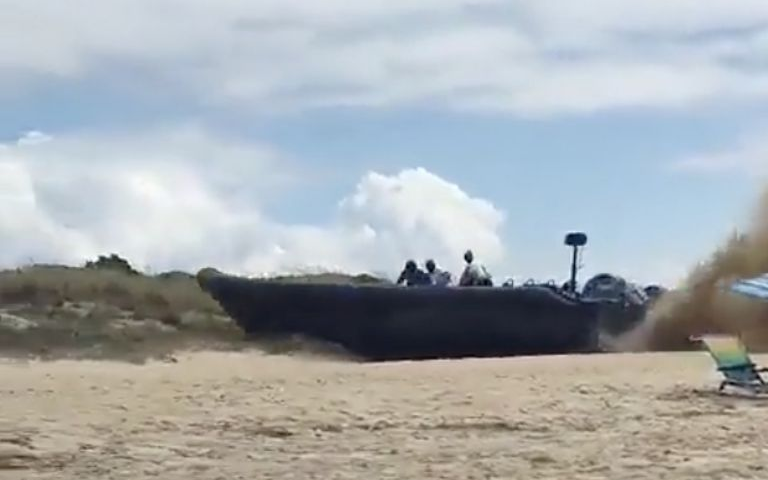 VIDEO: instante en que narcolancha perseguida por la Policía encalla en una playa con vacacionistas