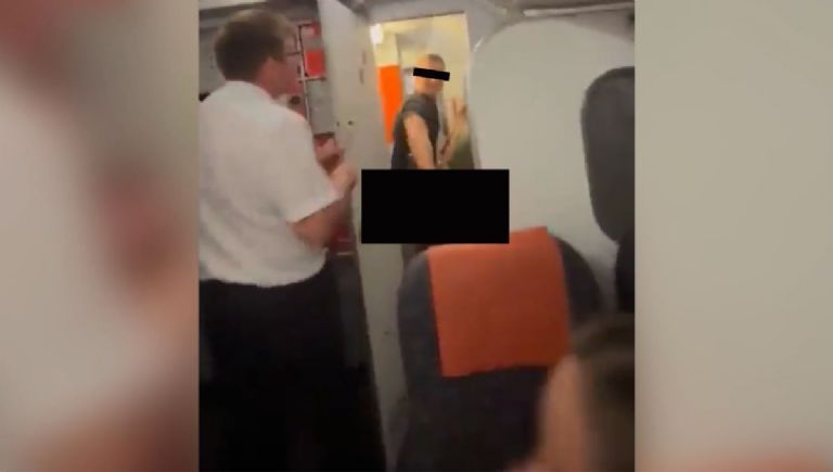VIDEO: pareja es descubierta teniendo relaciones en el baño de un avión y los detienen