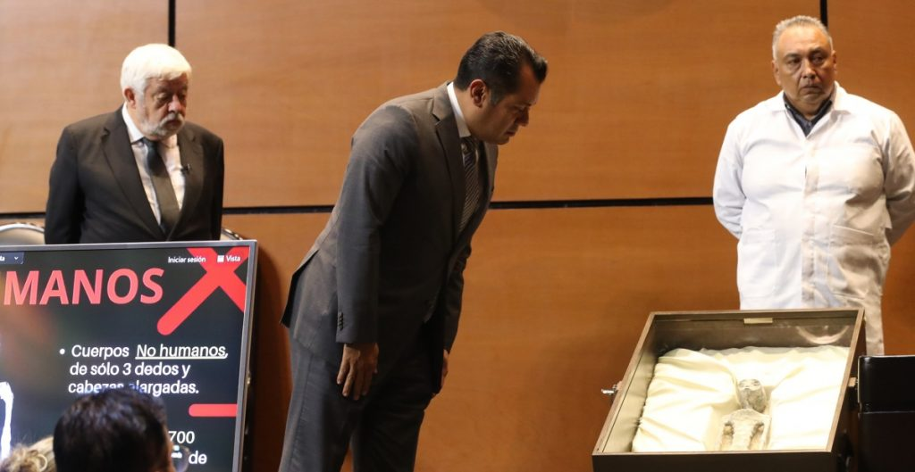 Maussan presenta dos cuerpos “no humanos” en la Cámara de Diputados; pide que se reconozca la vida extraterrestre