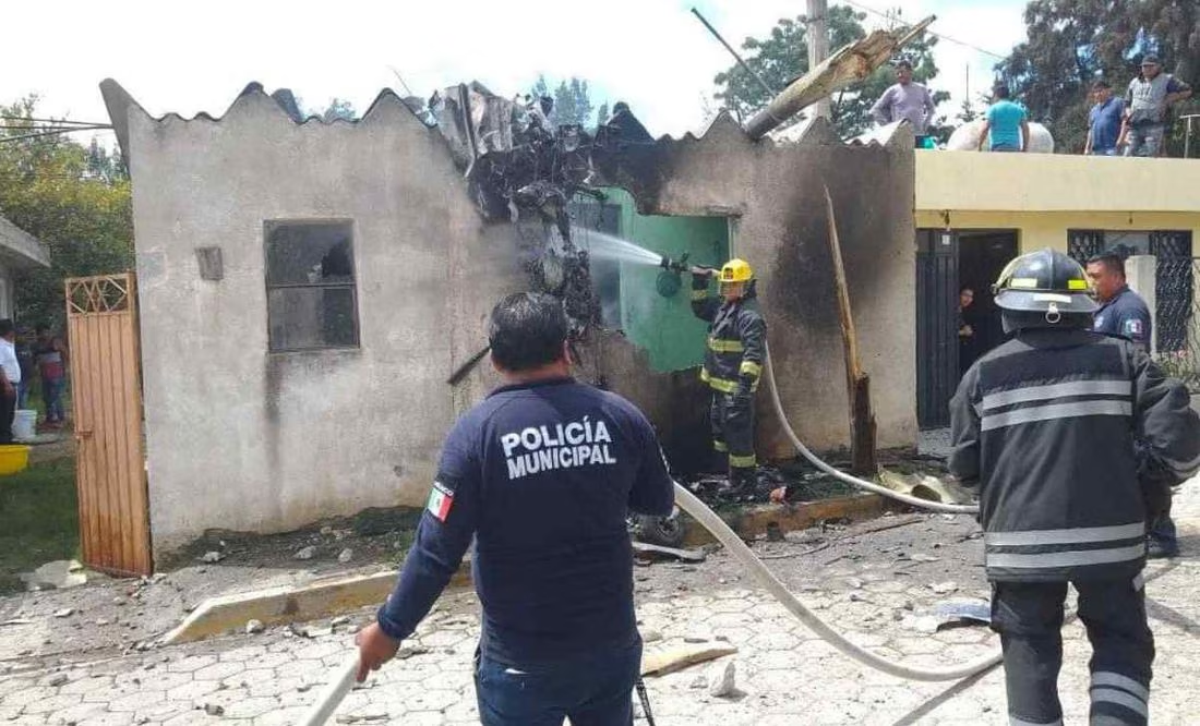 VIDEO: Se desploma avioneta sobre una casa en Santiago Tenango, Puebla; hay 3 muertos
