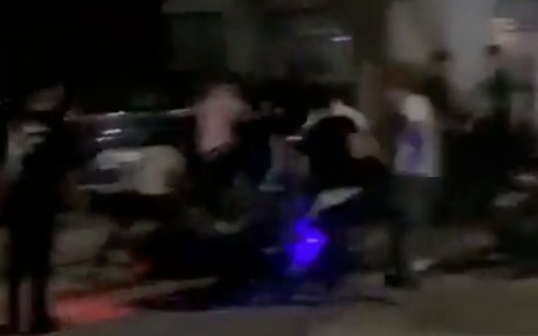 IMÁGENES FUERTES: captan nueva golpiza contra un adolescente, lo atacaron 15 personas