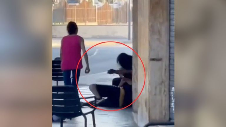 IMÁGENES FUERTES: quedó grabado el apuñalamiento de un hombre a plena luz del día