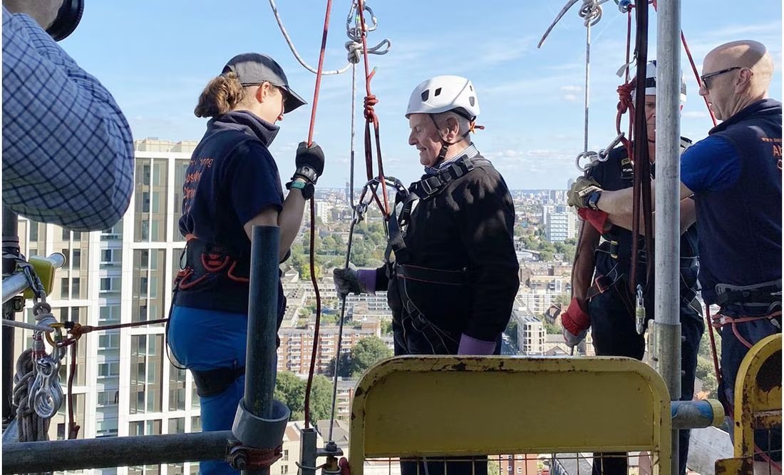 VIDEO: Hombre de 102 años rompe récord al descender a rappel de un edificio en Reino Unido