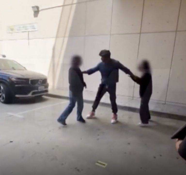 El actor Jonathan Majors detuvo una pelea entre dos adolescentes, pero desata debate en redes: VIDEO