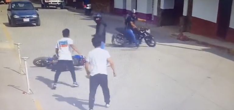 VIDEO: a punta de pistola rateros intentan asaltar a motociclista, la víctima los enfrenta y evita el atraco