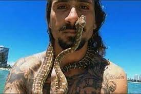 VIDEO | Multan a hombre por surfear… ¡con una enorme serpiente!