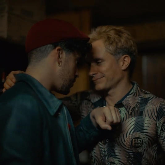 Bad Bunny y Gael García en polémica por beso gay en nueva película