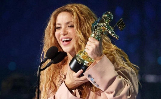 Original respuesta de Shakira a reportera que le dijo VIEJA